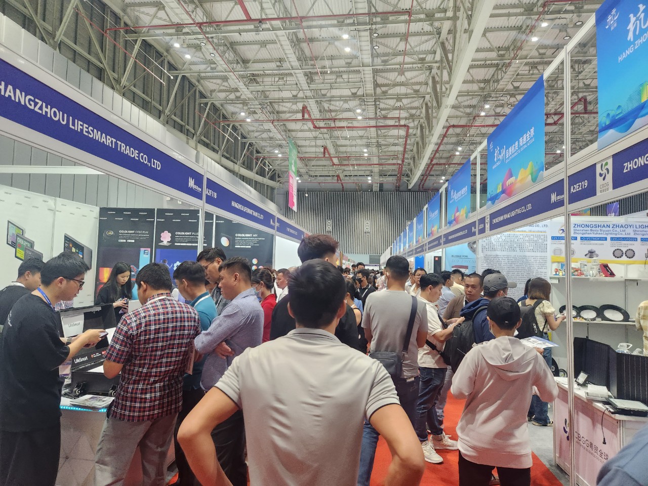    Hàng ngàn người thăm quan triển lãm China HomeLife 2024 trong ngày khai mạc