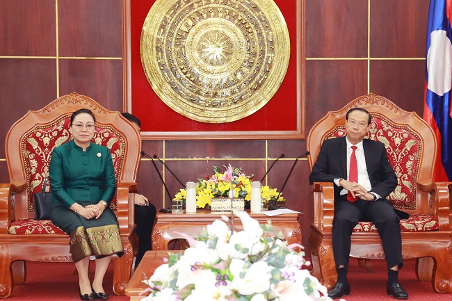 Ông Nguyễn Văn Thọ - Chủ tịch UBND tỉnh và Bà Khăm - Phâu Ân - Thạ - Văn, Đại sứ Đặc mệnh toàn quyền nước CHDCND Lào tại Việt Nam.