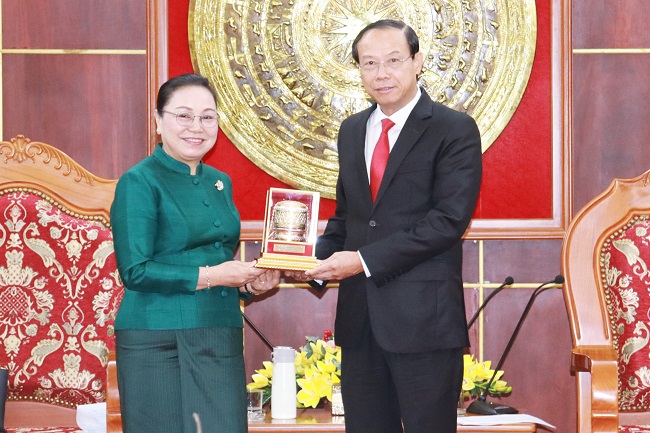 Bà Khăm - Phâu Ân - Thạ - Văn, Đại sứ Đặc mệnh toàn quyền nước CHDCND Lào tại Việt Nam tặng quà lưu niệm cho ông Nguyễn Văn Thọ - Chủ tịch UBND tỉnh.