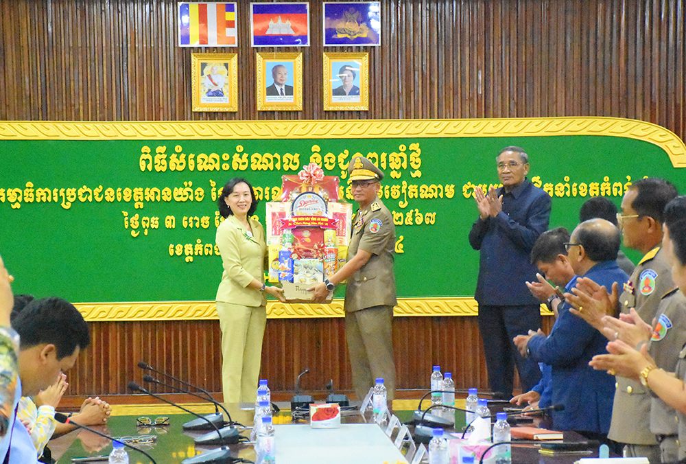 Phó Chủ tịch UBND tỉnh An Giang Nguyễn Thị Minh Thúy tặng quà cho lãnh đạo tỉnh Kampong Chhnang