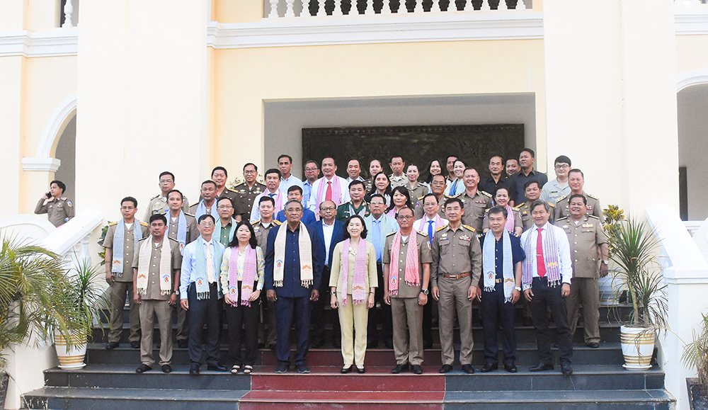 Đoàn công tác tỉnh An Giang chụp ảnh lưu niệm với lãnh đạo, quan chức tỉnh Kampong Chhnang
