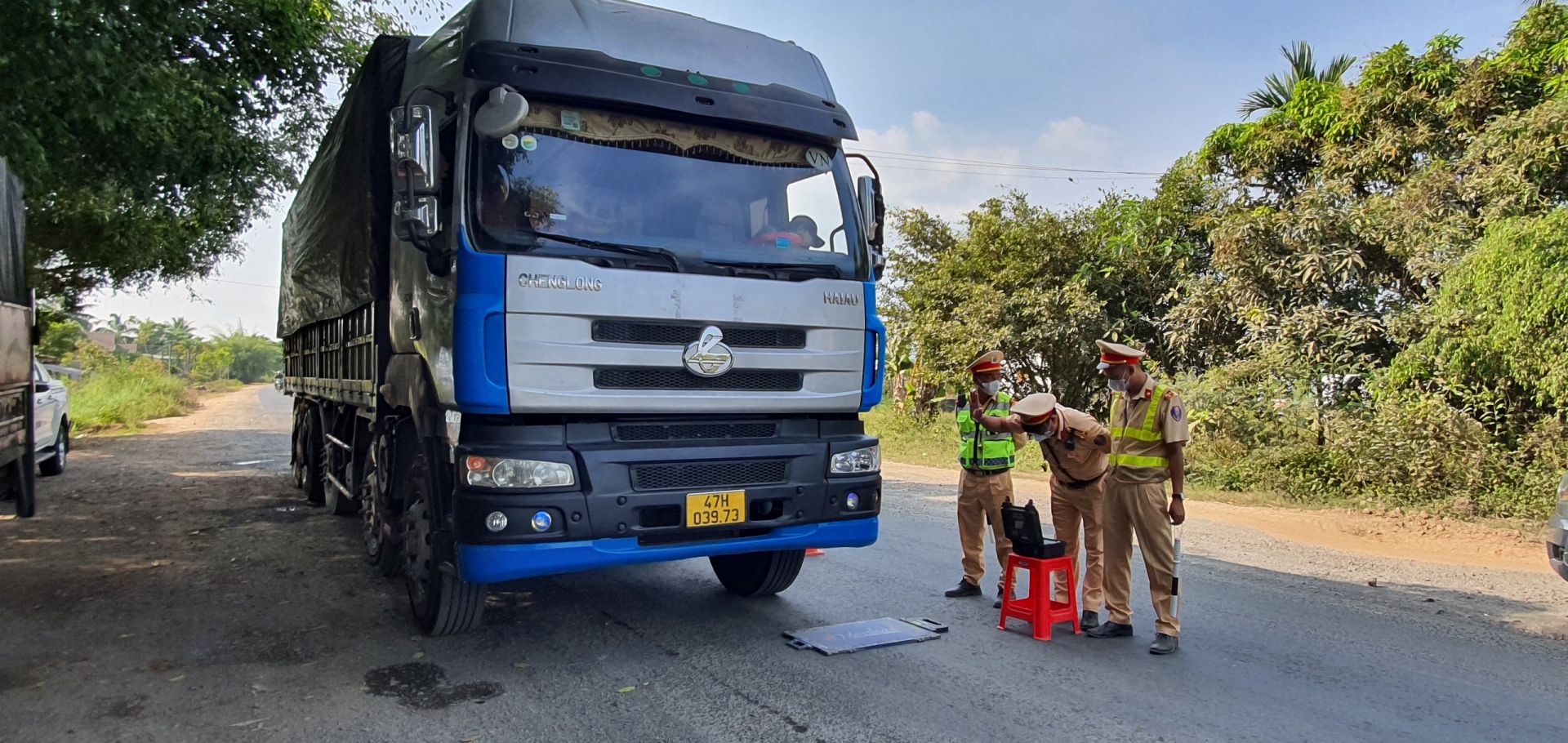CSGT Đội CSGT đường bộ số 2 - Phòng CSGT Công an tỉnh Đắk Lắk tăng cường kiểm tra tải trọng xe trên quốc lộ 26