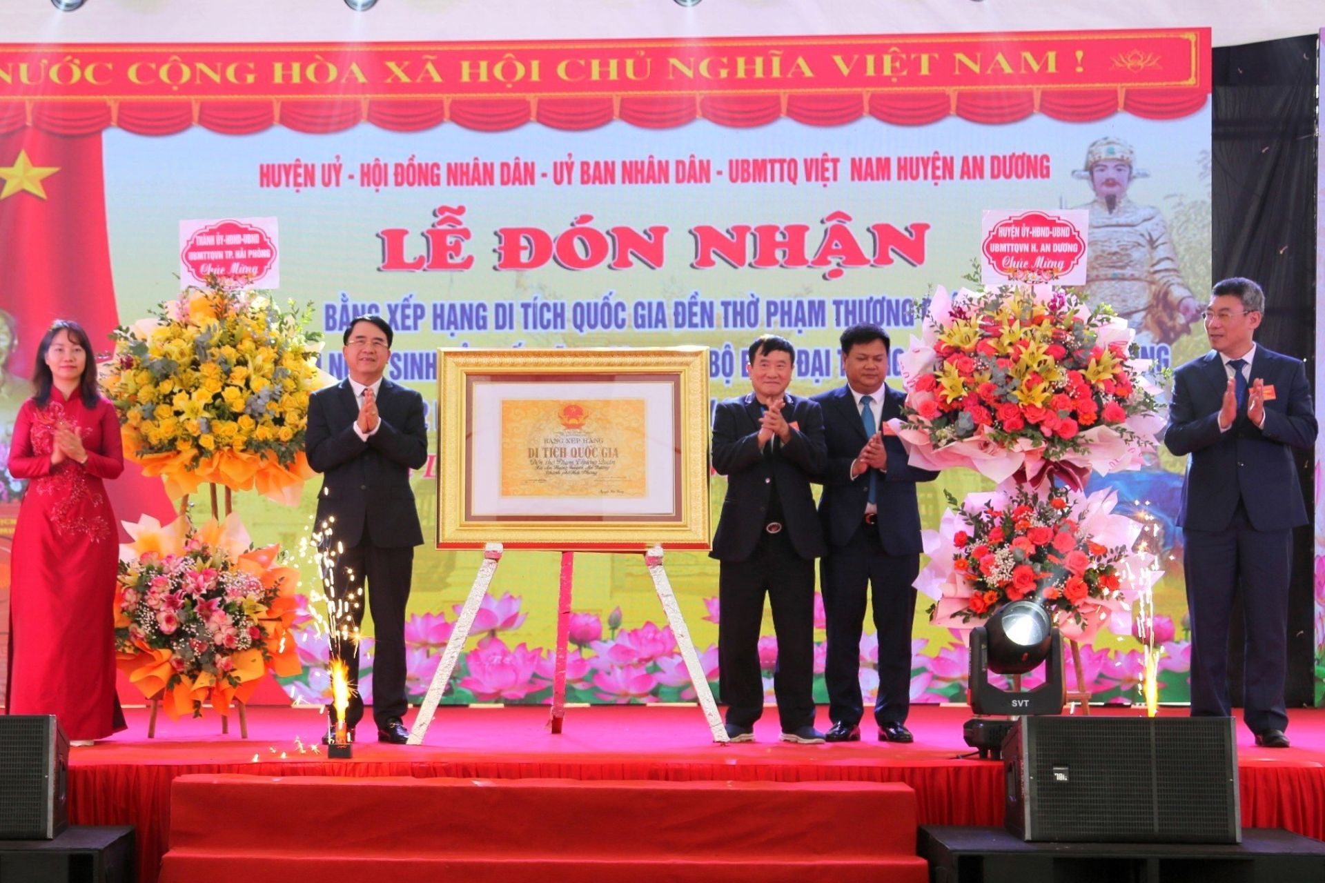 Phó Chủ tịch UBND thành phố Lê Khắc Nam trao bằng công nhận Di tích Quốc gia Đền thờ Phạm Thượng Quận và tặng hoa chúc mừng cấp ủy, chính quyền, Nhân dân địa phương và dòng Họ Phạm xã An Hưng.