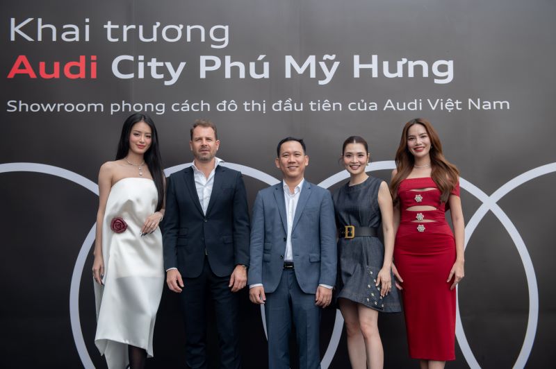 Ông Ferry Enders, Giám đốc điều hành Audi Việt Nam (vest đen bên trái) và ông Trần Tấn Trung - Tổng Giám Đốc Công ty CP Liên Á Quốc Tế, Nhà phân phối chính thức Audi tại Việt Nam (vest xanh bên phải)