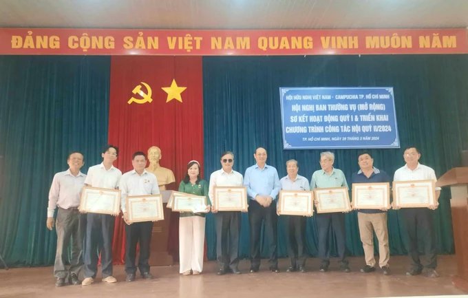 Trao tặng bằng khen của Trung ương Hội Hữu nghị Việt Nam - Campuchia đến các cá nhân có thành tích xuất sắc trong xây dựng, phát triển Hội