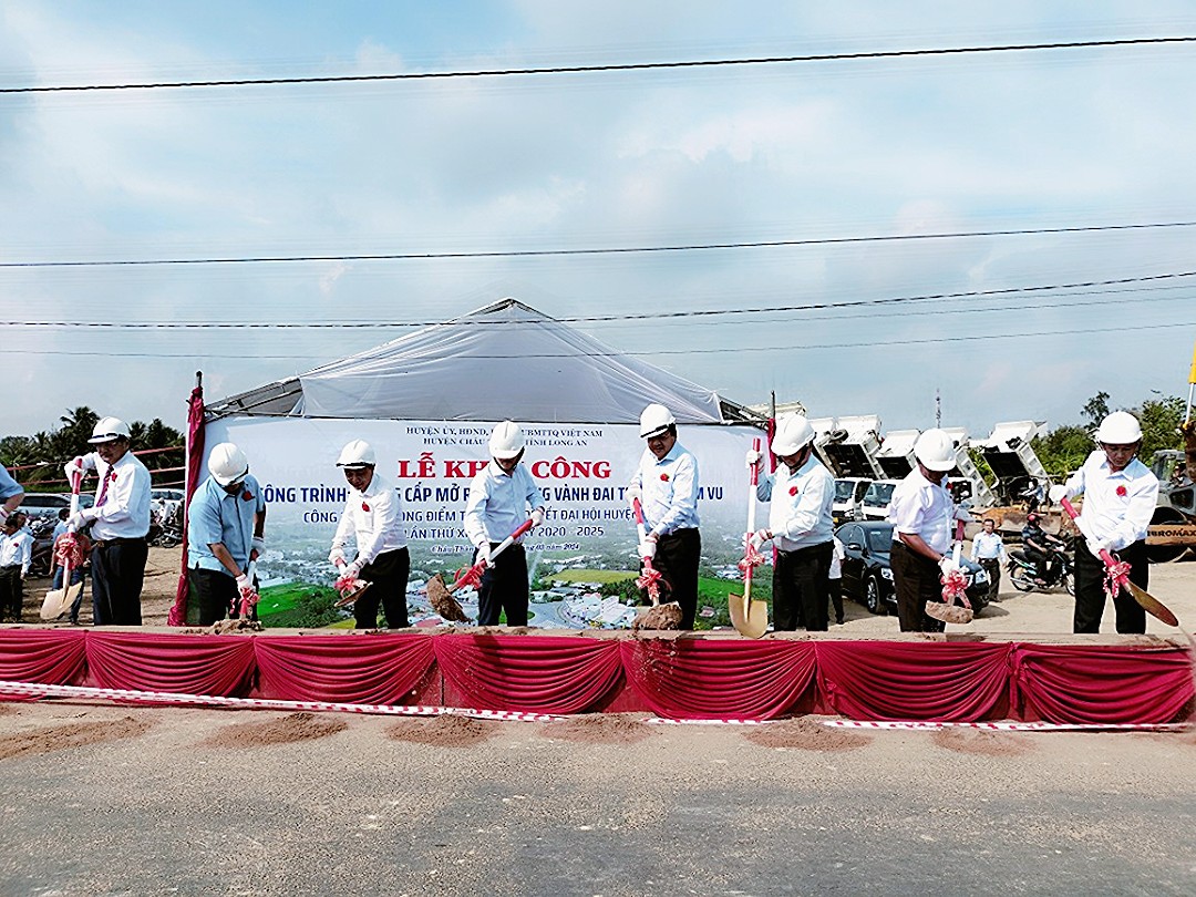 Thực hiện nghi thức khởi công Công trình Nâng cấp mở rộng đường Vành Đai thị trấn Tầm Vu, huyện Châu Thành.