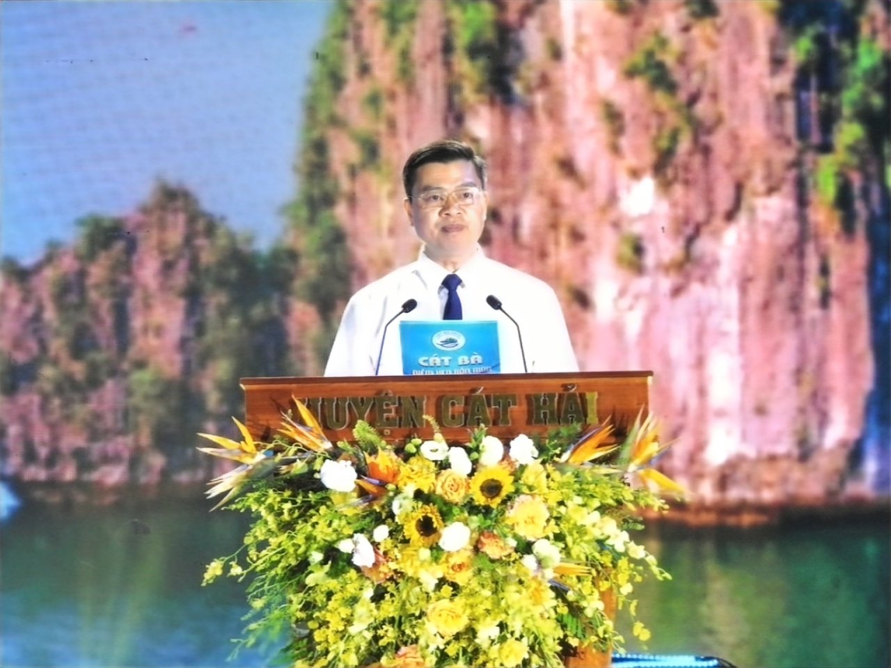 Mr Bui Tuan Manh - Chairman of the People’s Committee of Cat Hai District, Hai Phong City, speaks at the Cat Ba Green 2024 festival