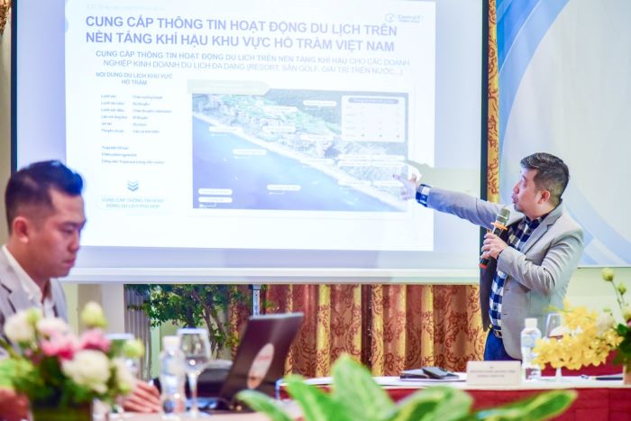 Ông Nguyễn Đặng Quang Vinh, Tổng giám đốc Công ty CP Fiditour, trình bày nền tảng khí hậu khu vực Hồ Tràm - Việt Nam