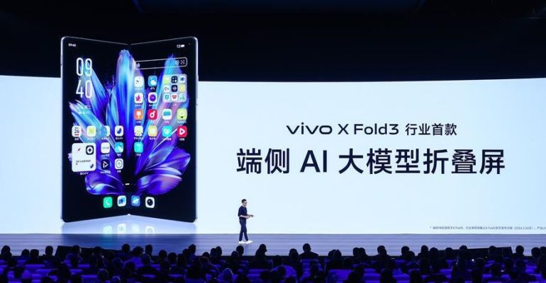 Vivo ra mắt điện thoại màn hình gập AI đầu tiên trong ngành tại Thượng Hải.