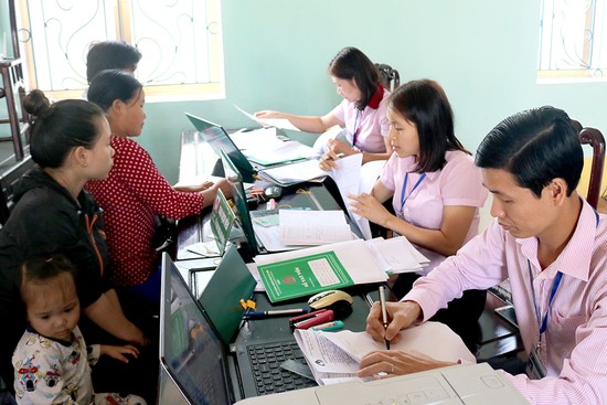 Ngân hàng CSXH huyện Tân Sơn thực hiện thủ tục giải ngân cho khách hàng