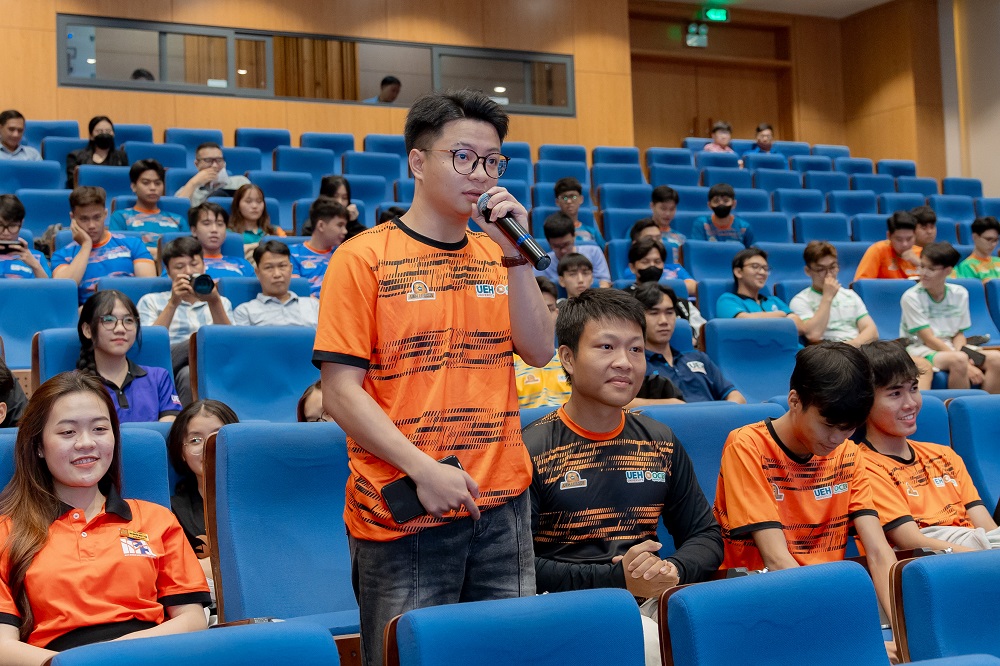 Sinh viên giao lưu hỏi đáp trong ngày ra mắt giải đấu