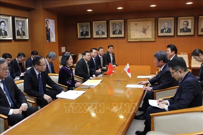 Thường trực Ban Bí thư Trương Thị Mai hội kiến Tổng Thư ký Đảng Dân chủ Tự do (LDP) cầm quyền Motegi Toshimitsu.