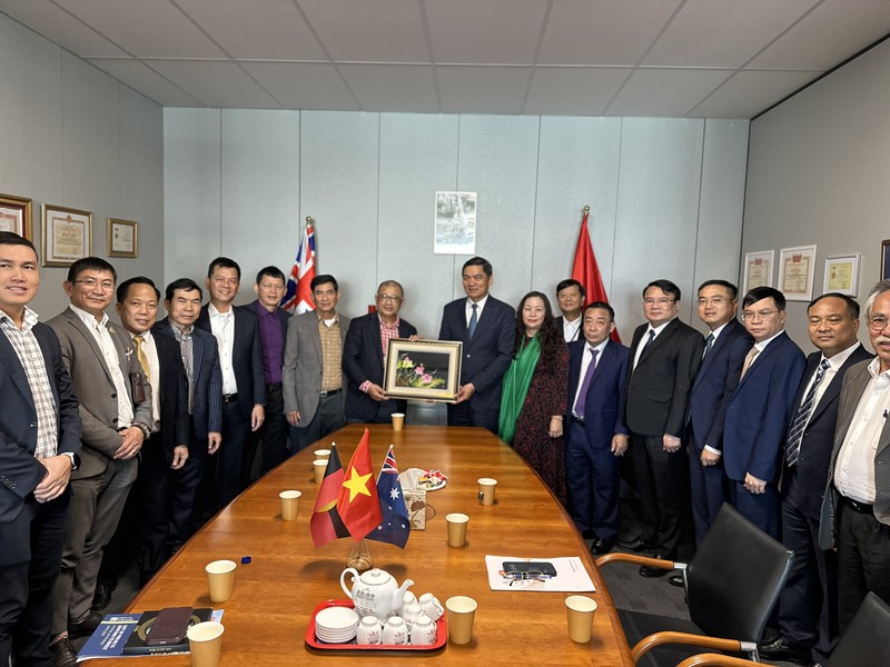 The Nghe An provincial delegation presented a souvenir to the Vietnamese Business Association in Australia
