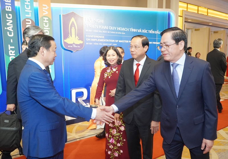 Deputy Prime Minister Tran Hong Ha and leaders of Ba Ria Vung Tau Province