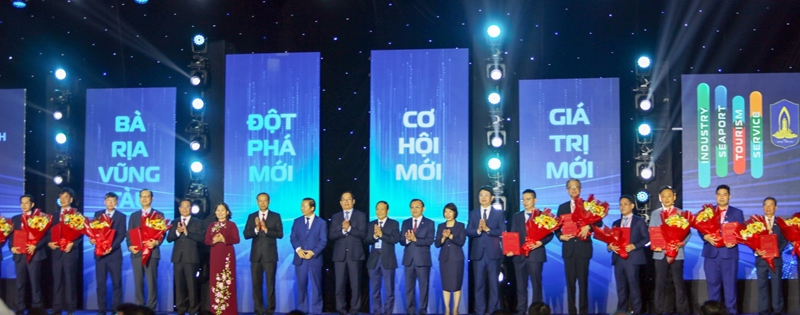 Ba Ria - Vung Tau has been, is, and will be an investment destination for large corporations: 15 investors with a registered capital of over USD 1.5 billion were granted certificates today