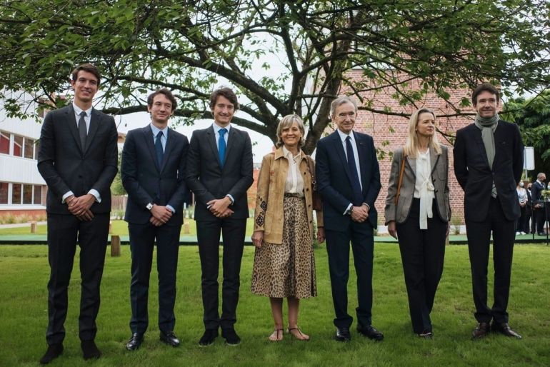 Ông Bernard Arnault bên vợ và 5 người con (Ảnh: BI).