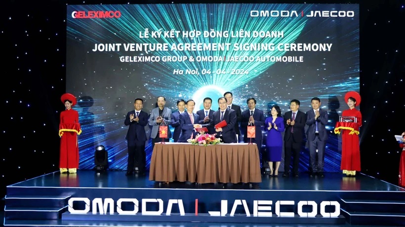 Lễ ký kết Hợp đồng liên doanh giữa tập đoàn Geleximco và Amada & Jaecoo xây dựng nhà máy sản xuất ôtô tại Việt Nam. (Ảnh: PV/Vietnam+)