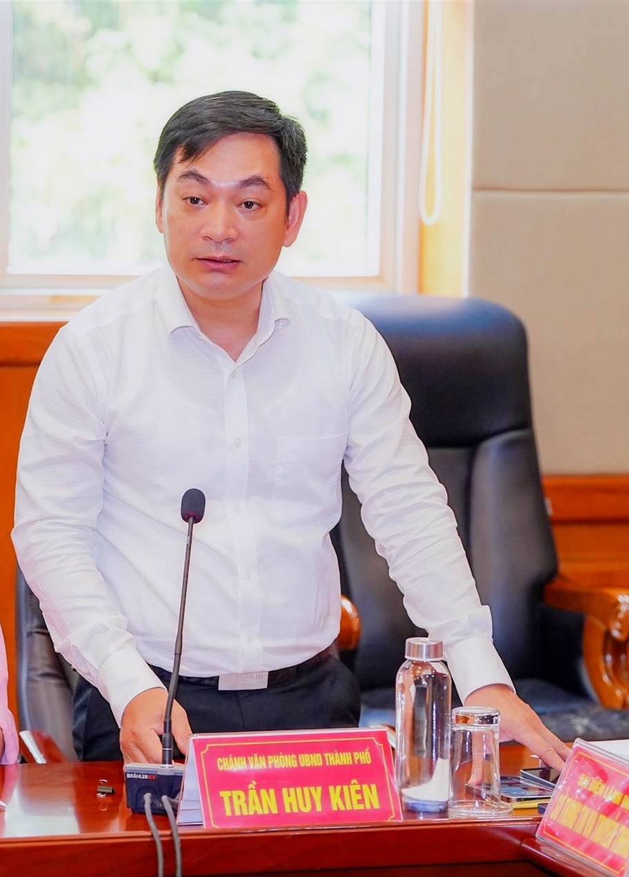 The Chief of Office of Hai Phong City People’s Committee provides information at the press conference of week 14 of 2024