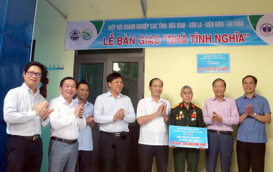 The Association of Enterprises of the Northwestern Provinces hands over a house of gratitude to the family of Mr. Nguyen Hai Dang, Group 4, Nam Thanh Ward, Dien Bien Phu City