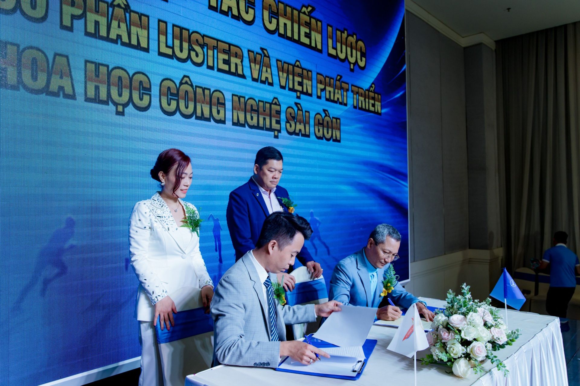 The signing ceremony of the Joint Venture Cooperation between Luster Joint Stock Company and Saigon Science and Technology Development Institute