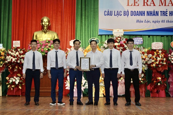 Lãnh đạo Hội Doanh nhân trẻ tỉnh Thanh Hoá trao quyết đinh thành lập Câu lạc bộ Doanh nhân trẻ huyện Hậu Lộc