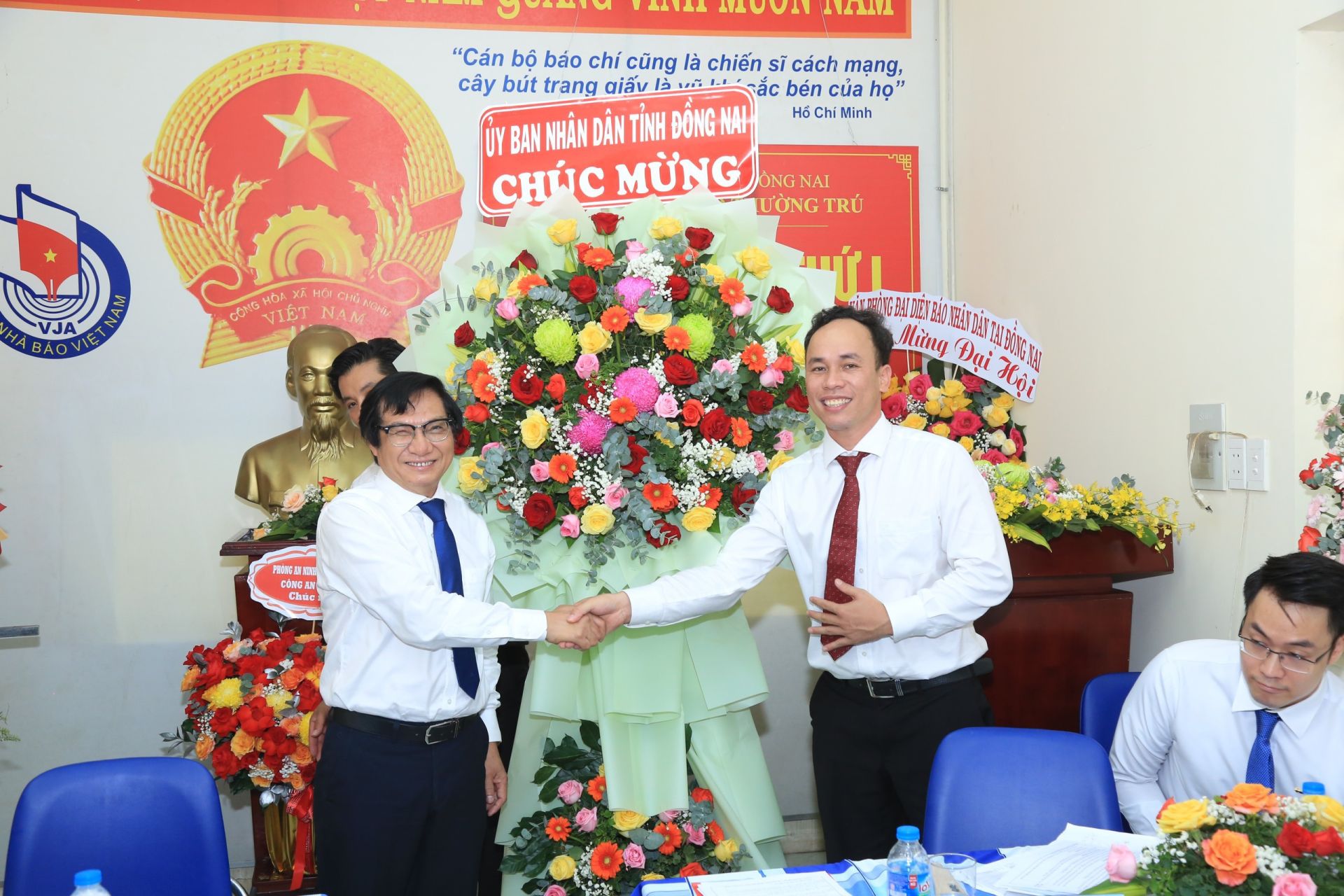 Phó chủ tịch UBND tỉnh Đồng Nai Nguyễn Sơn Hùng tặng hoa chúc mừng Đại hội