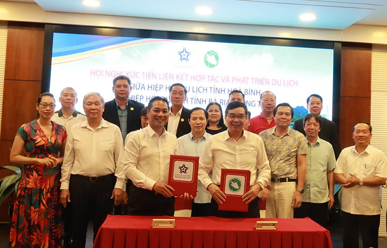 Các đại biểu chứng kiến lễ ký kết hợp tác và phát triển du lịch 2 tỉnh Hoà Bình và Bà Rịa - Vũng Tàu.