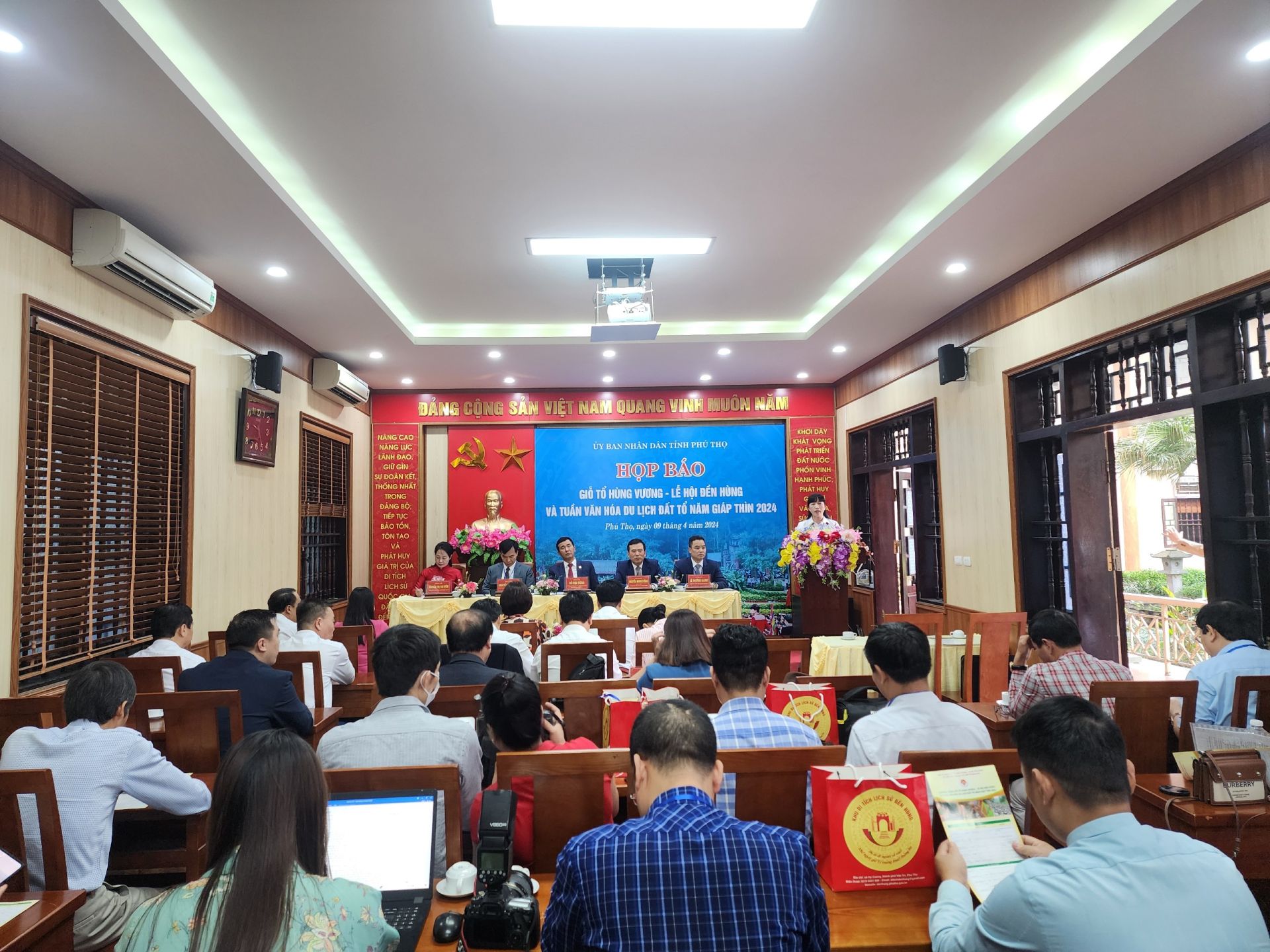 After the opening ceremony, the Organising Committee for the Hung Kings’ Anniversary - Hung Temple Festival held a press conference with reporters from central and local news agencies and newspapers