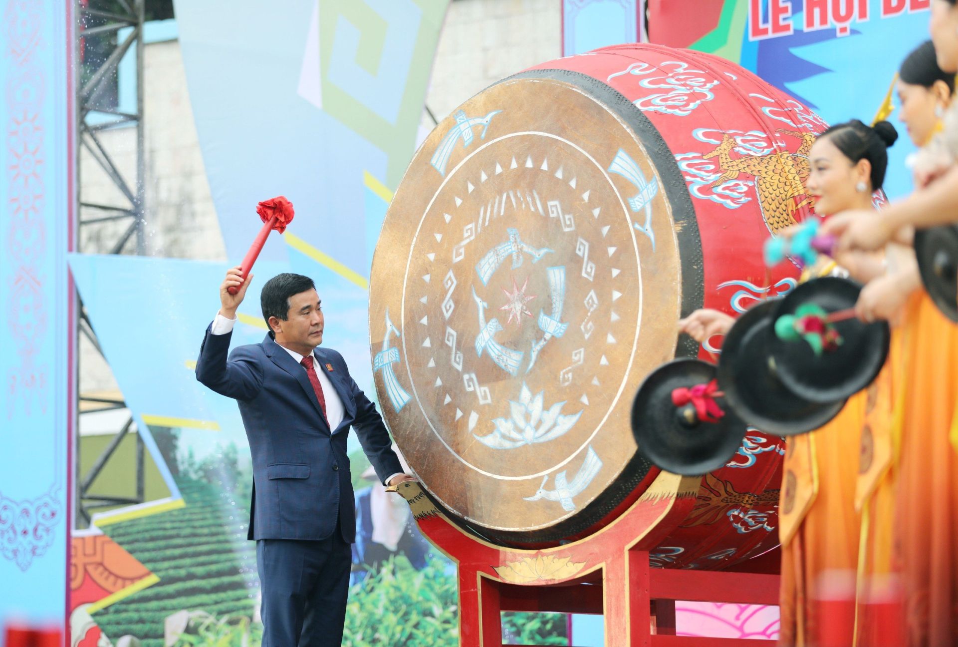 Mr Ho Dai Dung - Vice Chairman of the Provincial People’s Committee, and Head of the Organizing Committee for the Hung Kings’ Anniversary - Hung Temple Festival, beat the drum to open the ceremony