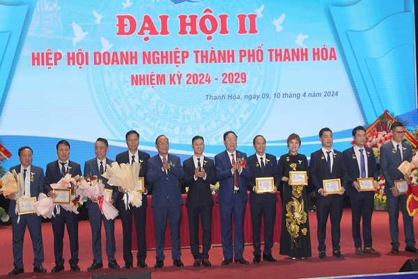 Các cá nhân được Hiệp hội Bệnh viện tư nhân Việt Nam trao chứng nhận vì có đóng góp cho công tác phòng chống dịch COVID-19.