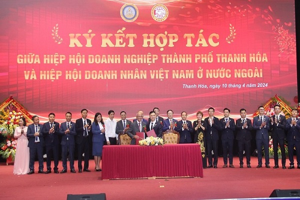 Hiệp hội Doanh nghiệp TP Thanh Hoá ký kết các chương trình hợp tác với Hiệp hội Doanh nhân Việt Nam ở nước ngoài.