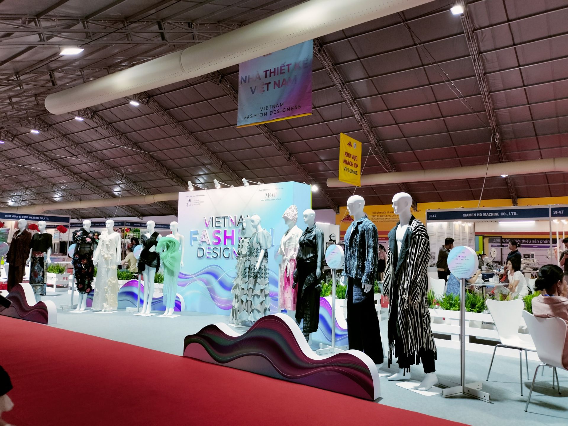 Chương trình có phần giới thiệu sản phẩm thời trang ứng dụng công nghệ mới nhất được cung cấp từ các nhà triển lãm Việt Nam và quốc tế