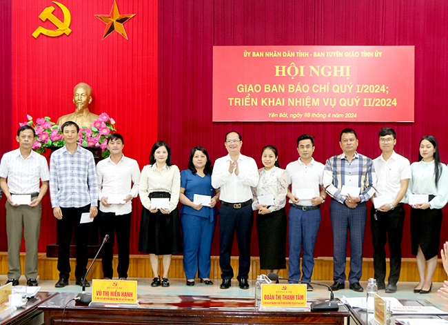 Đại diện lãnh đạo Sở Thông tin và Truyền thông tỉnh Yên Bái trao hỗ trợ cho 17 tác giả, nhóm tác giả có tác phẩm báo chí xuất sắc trong quý I/2024.