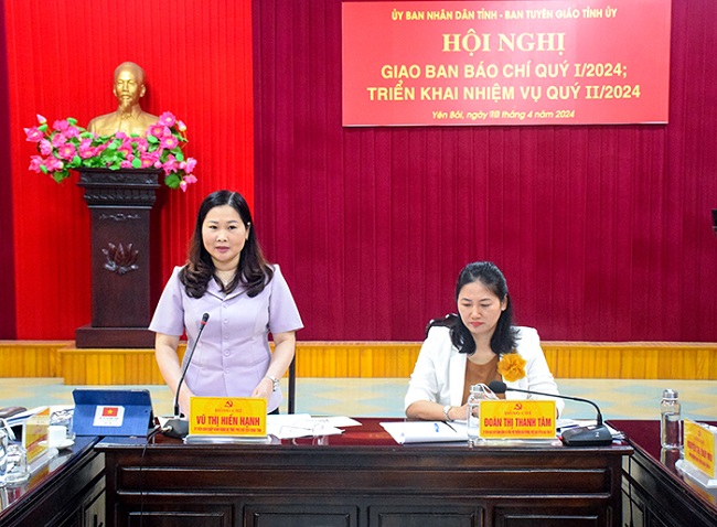 Đồng chí Phó Chủ tịch UBND tỉnh Vũ Thị Hiền Hạnh phát biểu tại hội nghị