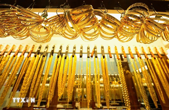 Vàng trang sức được bày bán tại cửa hàng ở California, Mỹ. (Ảnh: AFP/TTXVN)