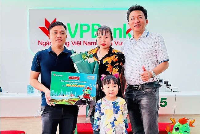 Khách hàng Nguyễn Thị Kim Yến nhận giải thưởng sổ tiết kiệm