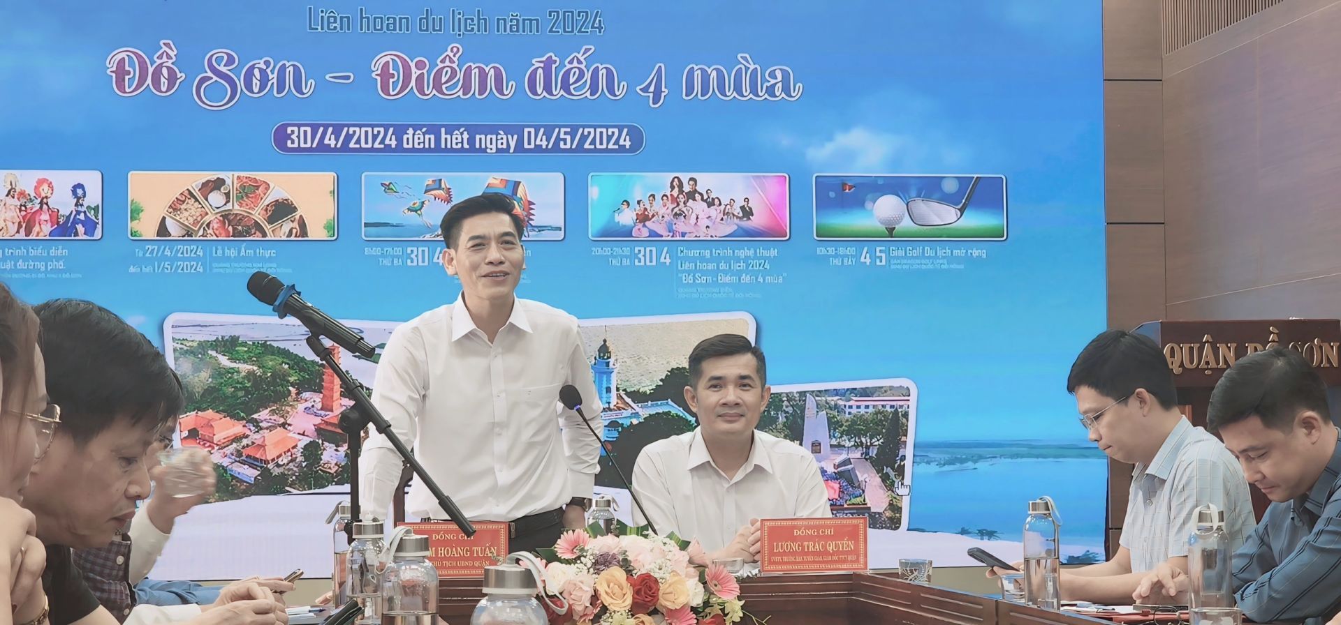Ông Phạm Hoàng Tuấn Phó chủ tịch UBND quận Đồ Sơn thông tin tại buổi họp báo