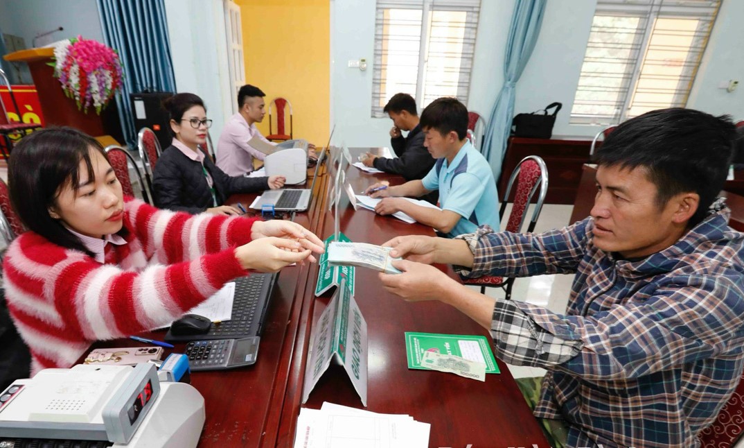 Ngân hàng Chính sách xã hội huyện Mai Châu giải ngân vốn vay cho hộ dân trên địa bàn.