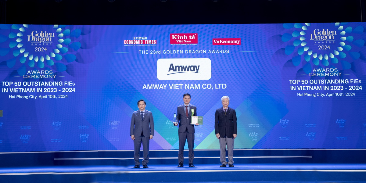 Ông Nguyễn Phương Sơn - Giám đốc Đối ngoại Amway Việt Nam nhận giải thưởng từ Ban tổ chức