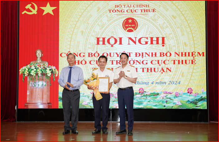 Phó Cục trưởng Cục thuế tỉnh Bình Thuận  Nguyễn Đức Ngọc (giữa)