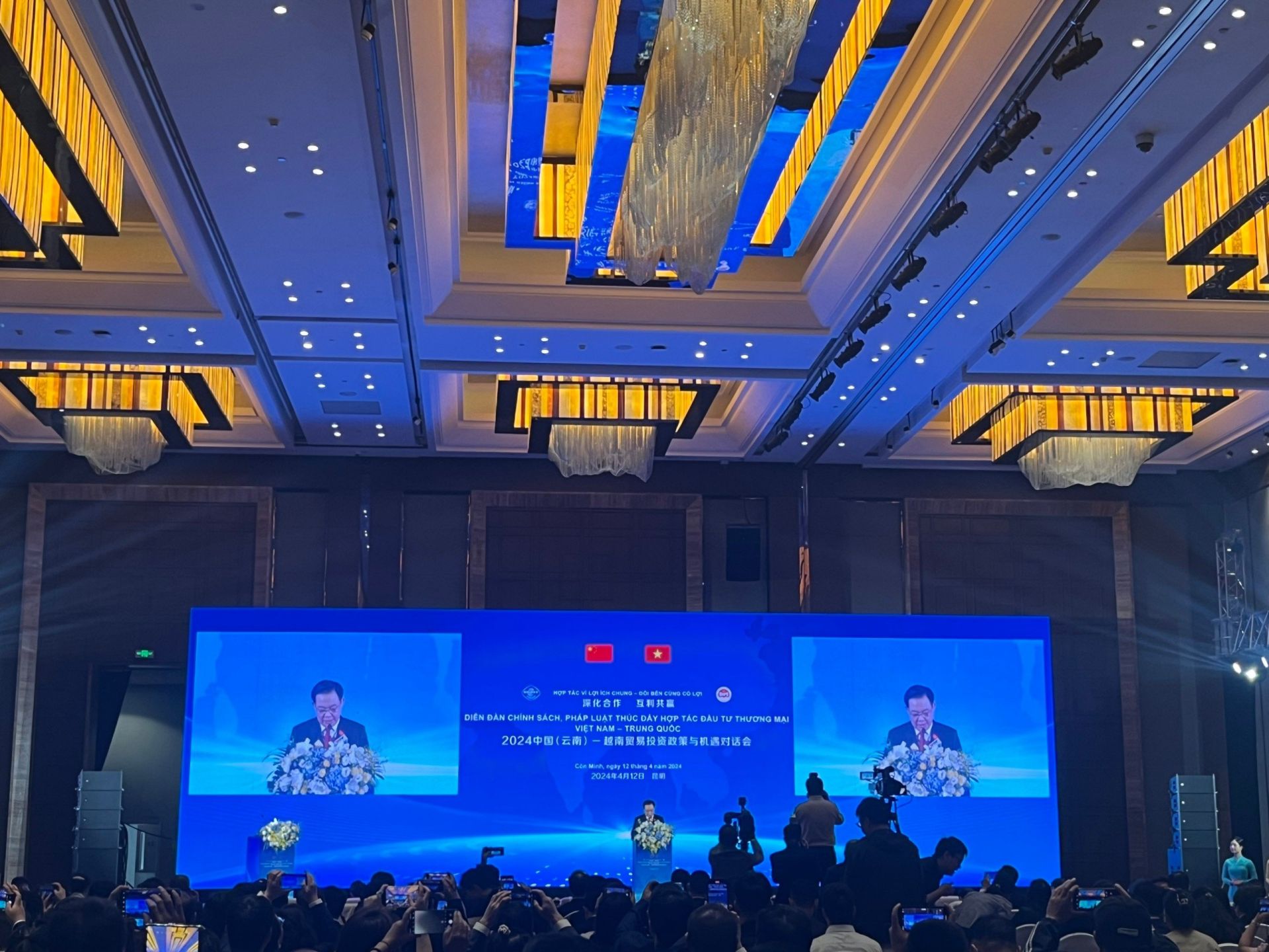 Chủ tịch Quốc hội Vương Đình Huệ phát biểu tại “Diễn đàn Chính sách, Pháp luật thúc đẩy Hợp tác Đầu tư và Thương mại giữa Việt Nam - Trung Quốc” được tổ chức tại tỉnh Vân Nam, Trung Quốc