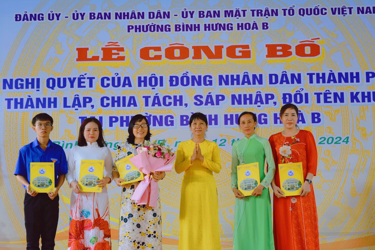 Đồng  chí Nguyễn Thị Thu Lan- Quận  uỷ viên, Bí  thư  Đảng  uỷ  Phường trao các quyết định nhân sự cho ban điều hành khu phố mới.