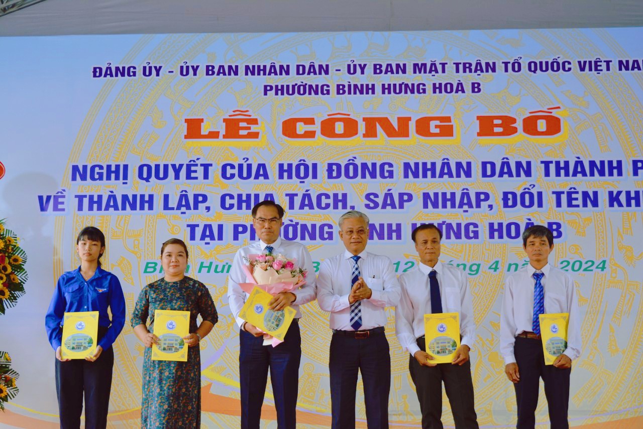 Đồng chí Nguyễn Quốc Khánh- Uỷ viên Ban Thường vụ, Chủ nhiệm Uỷ ban kiểm tra Quận uỷ trao các quyết định nhân sự cho ban điều hành khu phố mới.