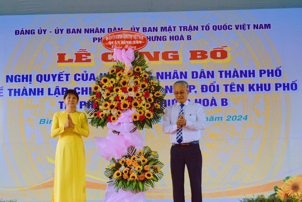 Ông  Nguyễn Quốc Khánh - Ủy viên Ban Thường vụ, Chủ nhiệm Ủy ban kiểm tra Quận uỷ , trao hoa chúc mừng cho lãnh đạo phường Bình Hưng Hòa B.
