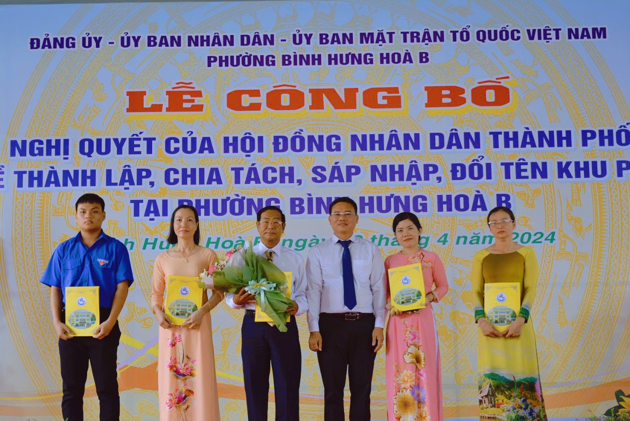 Ông Phạm Hoàng Khanh- Phó  Bí  thư  Đảng  uỷ, CTUBND  Phường  Bình Hưng  Hoà  B, trao các quyết định nhân sự cho ban điều hành khu phố mới.