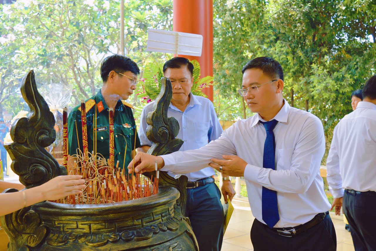 Một số hình ảnh lãnh đạo Quận Bình Tân và các đồng chí lãnh đạo phường  trong buổi lễ đang  hương  và  hoa  sáng  nay.