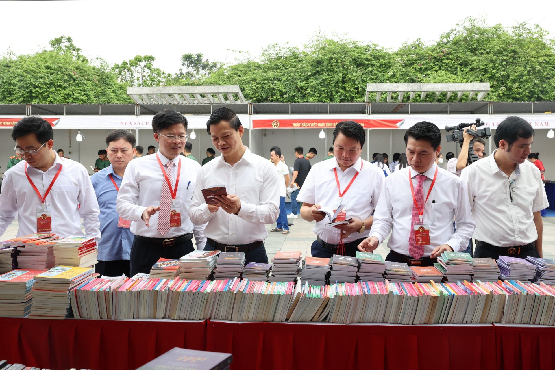 Phó Chủ tịch Thường trực UBND tỉnh Vương Quốc Tuấn (thứ 3 từ phải qua) cùng các đại biểu tham quan các gian trưng bày sách.