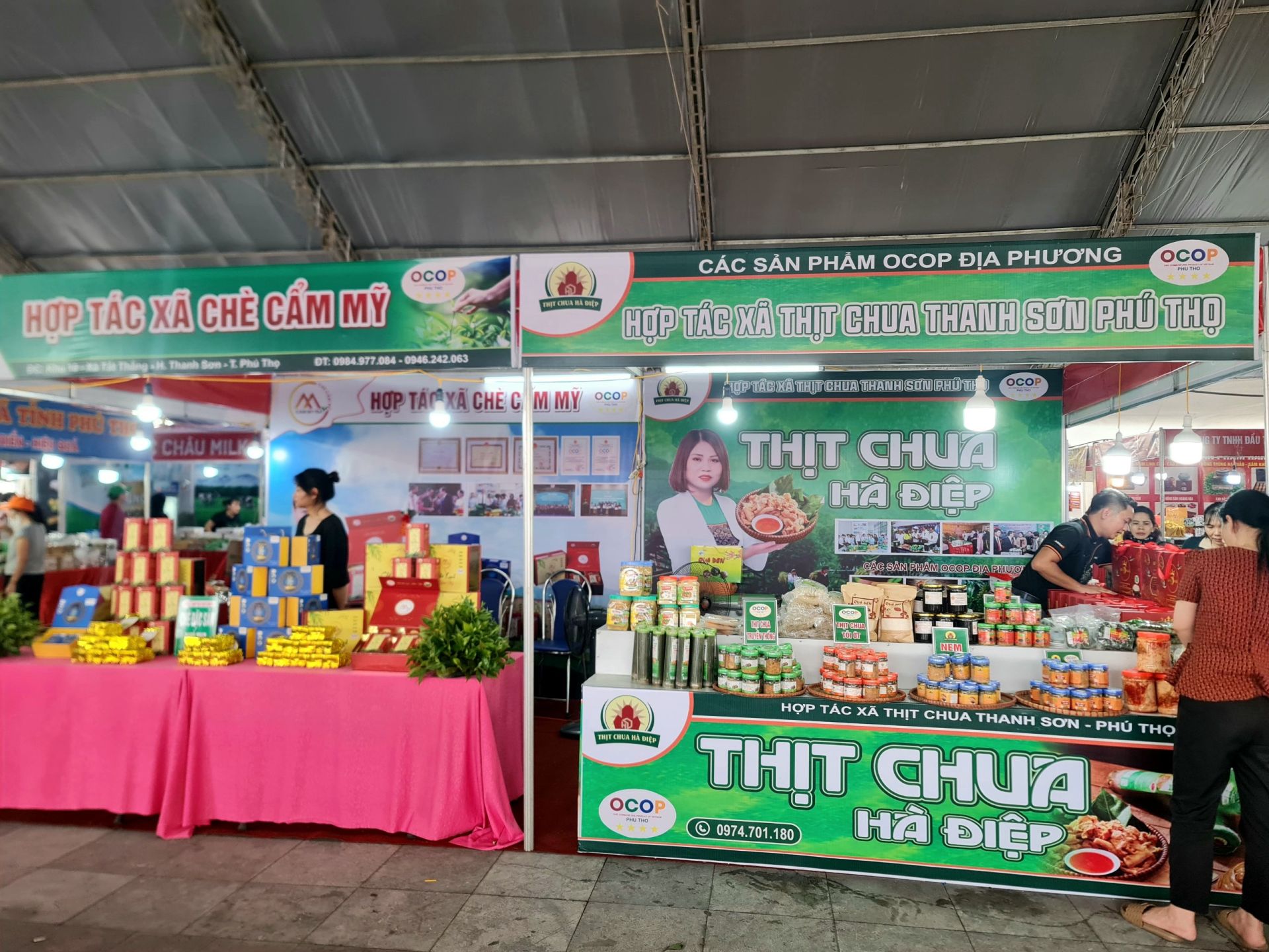 Gian hàng trưng bày các sản phẩm OCOCP đặc trưng của huyện Thanh Sơn