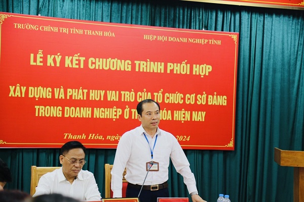 Ông Lương Trọng Thành, Tỉnh ủy viên, Hiệu trưởng Trường Chính trị tỉnh, phát biểu tại buổi tọa đàm.