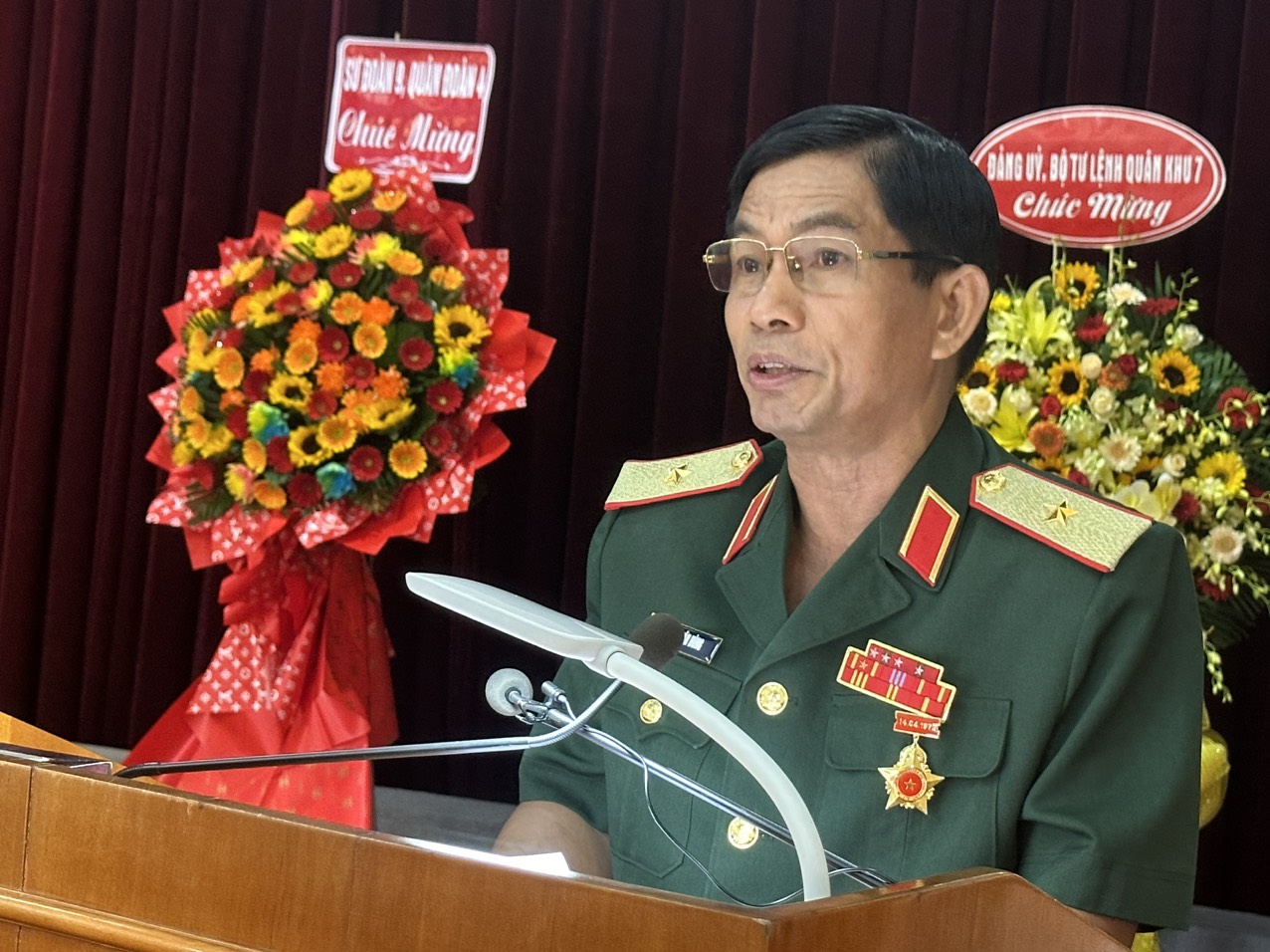 Thiếu tướng Đặng Văn Hùng, Phó Tư lệnh, Tham mưu trưởng Quân khu 7 phát biểu tại họp mặt.